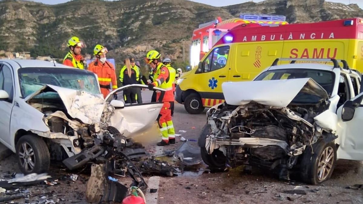 El estado en el que quedaron los dos coches tras la colisión en Cullera.