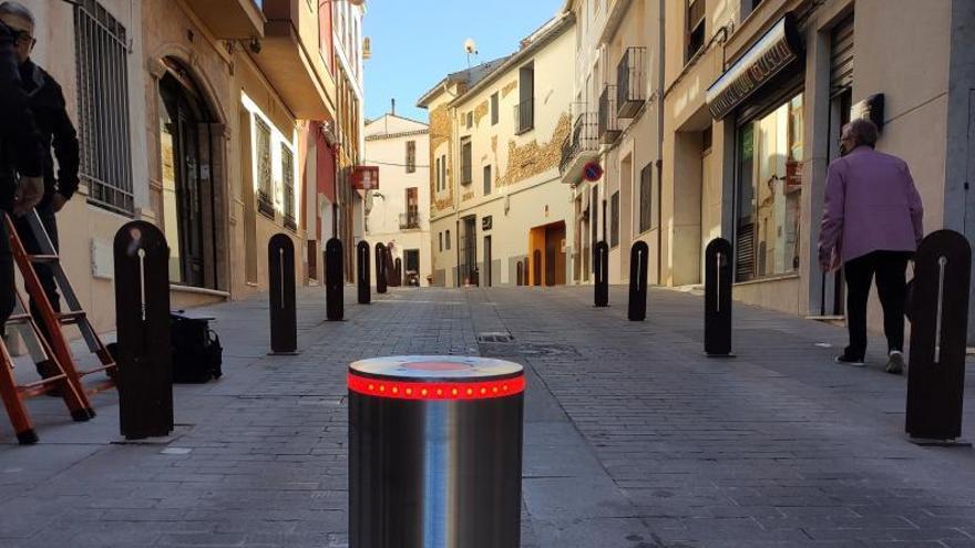 Los bolardos cierran las calles. | LEVANTE-EMV