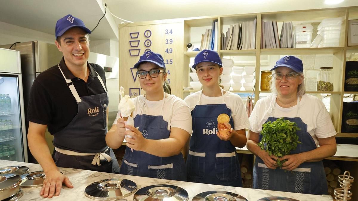 D'esquerra a dreta, el gelater de Roli, Josep Niubó, i les dependentes Tiffany Albiol, Marina Escobar i Pili Ferrer.
