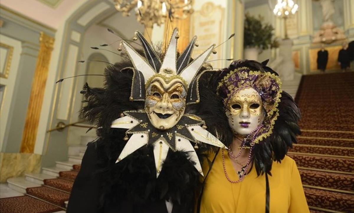 Dos de los invitados, ataviados con sus máscaras.