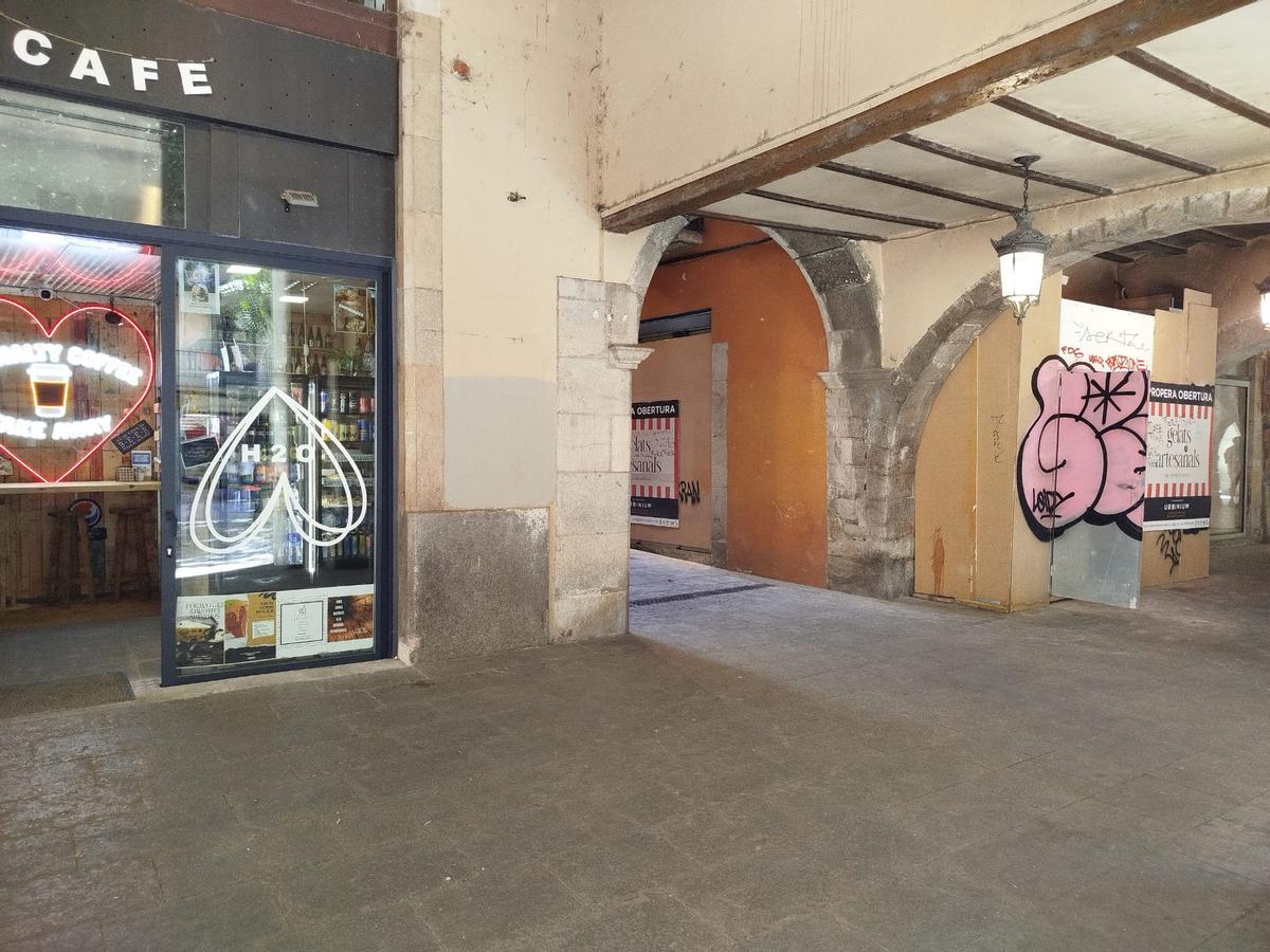 Els dos locals nous de sota les voltes de la rambla de la Llibertat de Girona.