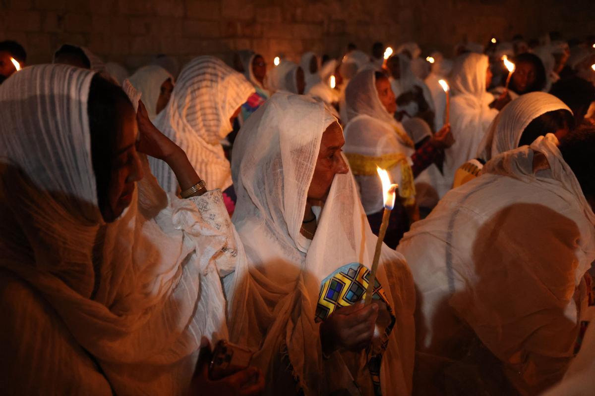 Cristianos ortodoxos celebran “Fuego Sagrado” en Jerusalén. eregrinos cristianos ortodoxos sostienen velas durante la ceremonia del Fuego Sagrado, un día antes de la Pascua ortodoxa, el sábado 15 de abril de 2023 en la Iglesia del Santo Sepulcro en la Ciudad Vieja de Jerusalén, donde muchos cristianos creen que Jesús fue crucificado y enterrado antes de resucitar.