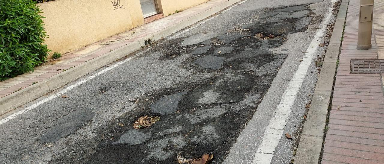 La calle Santander de Muchavista, llena de parches y socavones