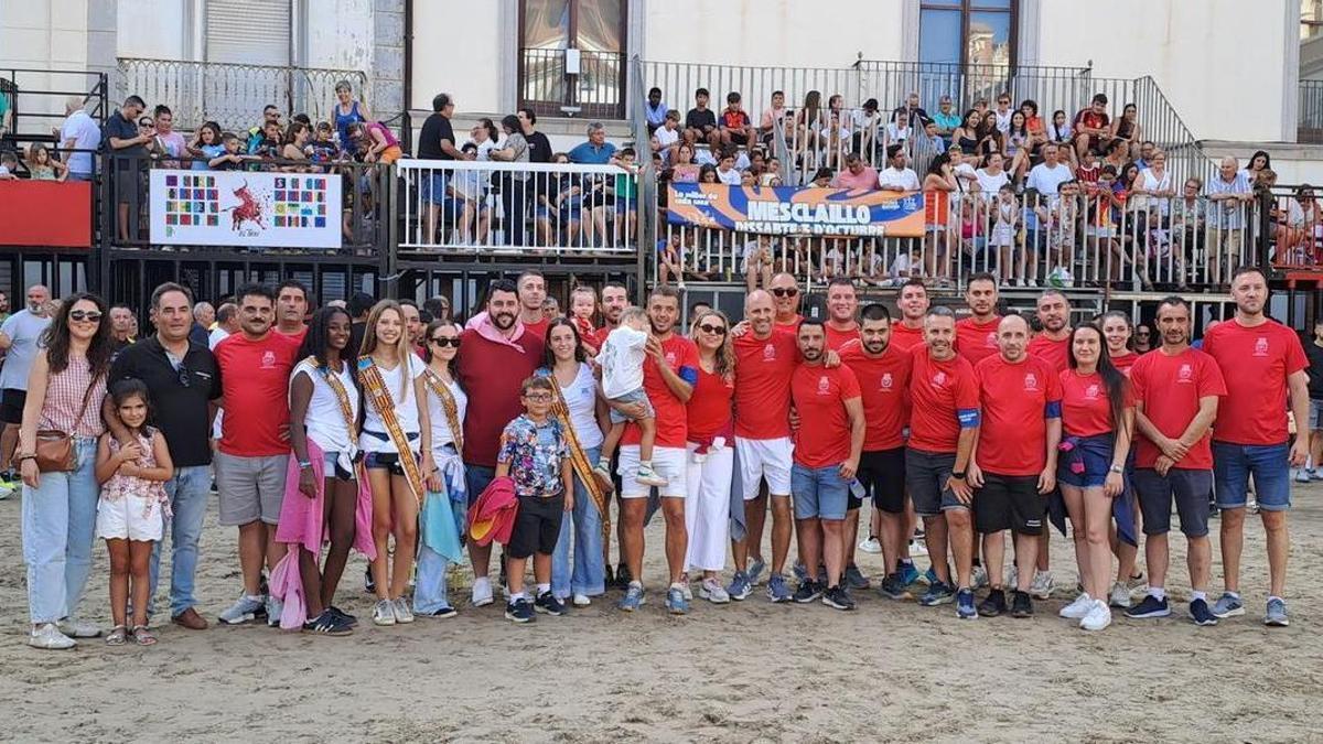 Los integrantes de la Comissió del Bou junto a la reina y damas de las fiestas y las autoridades locales.
