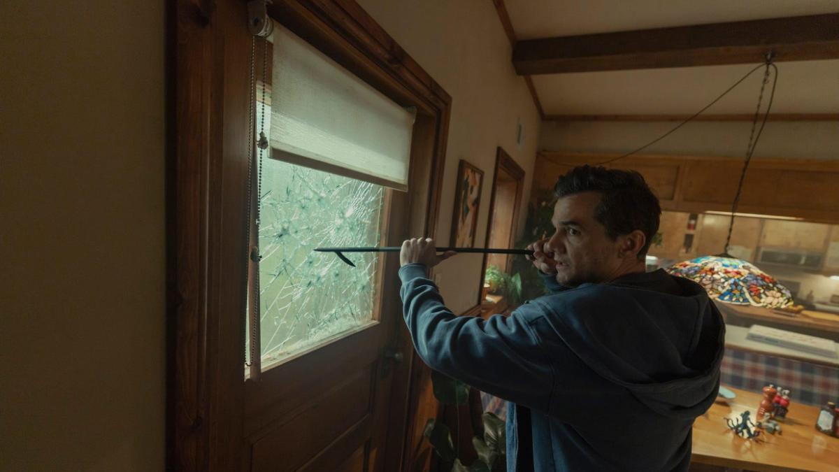 Fotograma donde Wagner Moura, padre de la familia de 'La última casa', intenta escapar
