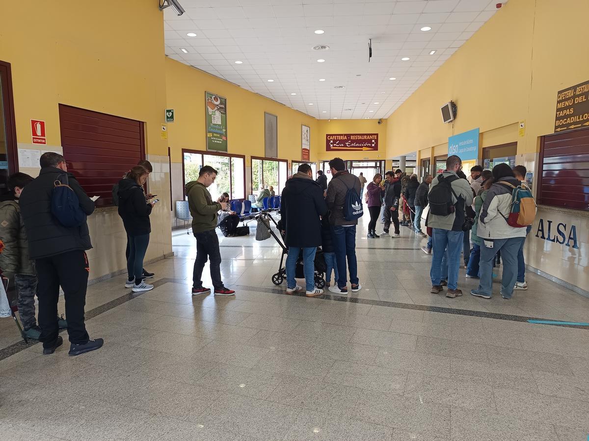 Colas en la estación de autobuses de Cangas de Onís.