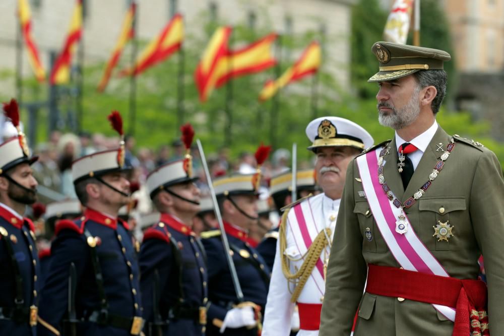 El rey Felipe impone una condecoración antes de la reunión bienal del Capítulo de la Orden de San Hermenegildo