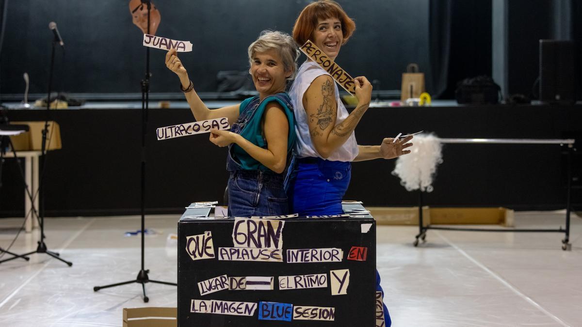 Raquel Ponce y Élida Dorta representando 'Distanciad@s'.