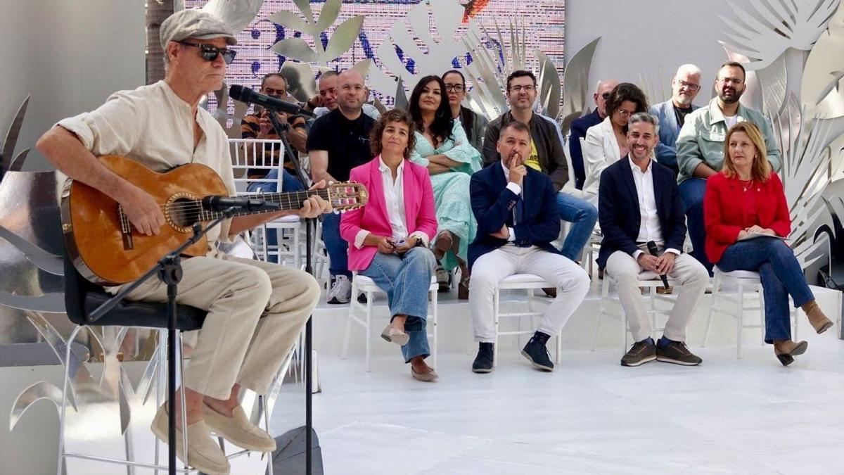 Actuación durante la presentación de actos por el Día de Canarias en Santa Cruz de Tenerife.