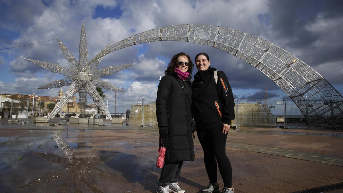 La Navidad ya se siente por las calles y plazas de Gijón: "La iluminación da vida y alegría"