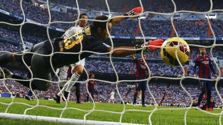 Bravo se estira inútilmente en la jugada del segundo gol del Real Madrid marcado por Pepe.