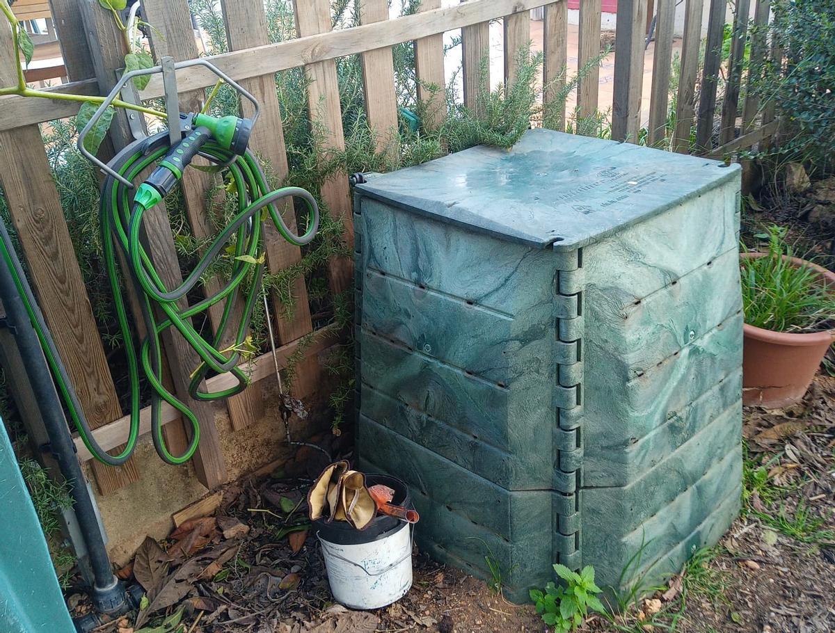 Compostador en un jardín.