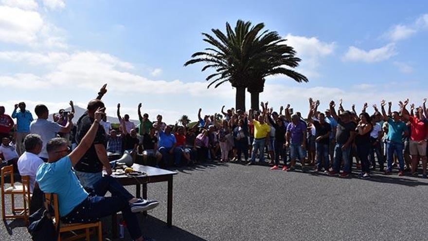Momento en el que los trabajadores de los centros turísticos del Cabildo de Lanzarote han realizado la votación.