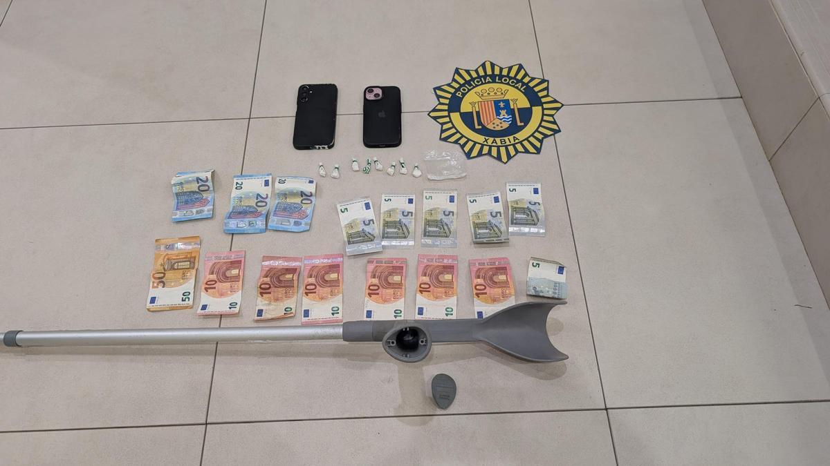 Dinero y droga requisados y la muleta en la que estaba escondida la droga