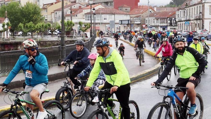 Pelotón multitudinario en la Festa da Bicicleta do Val Miñor