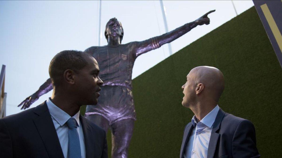 Jordi Cruyff admira la estátua de su padre que se ha inaugurado en el Camp Nou
