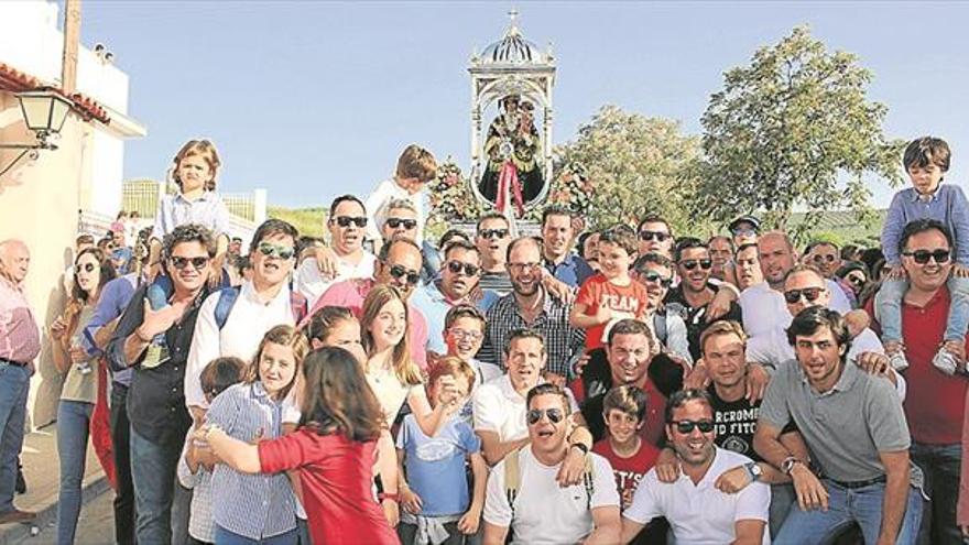 Multitudinaria procesión de bajada de la Virgen de Araceli desde el Santuario