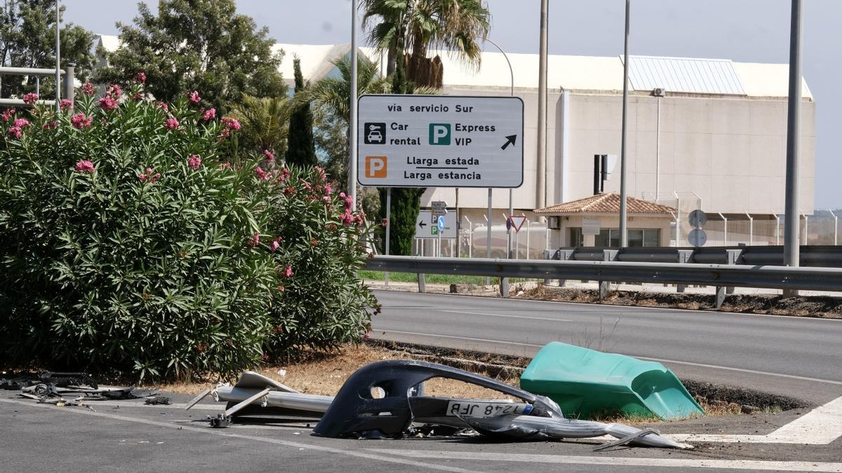 Restos de un reciente accidente ocurrido en la zona de acceso al parking exprés del aeropuerto,