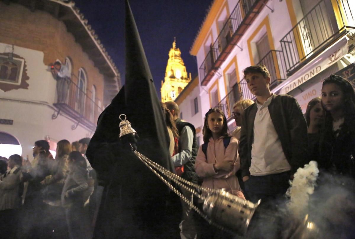 El Vía Crucis pone recogimiento a la noche cordobesa