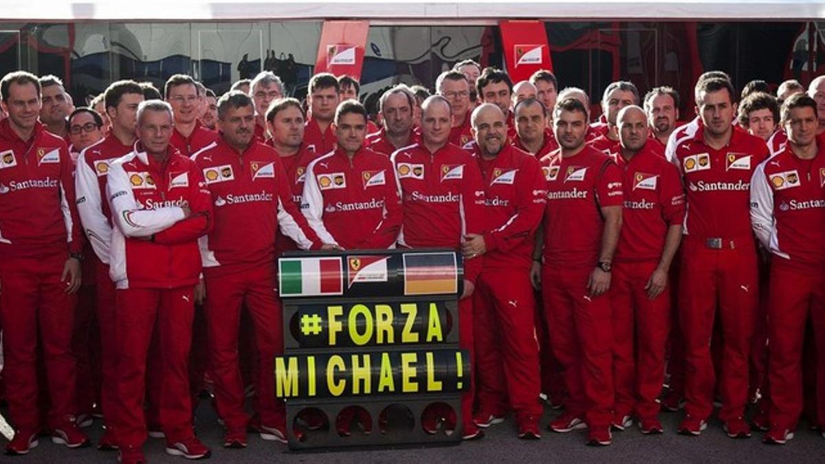 El equipo de Ferrari anima a Schumacher.