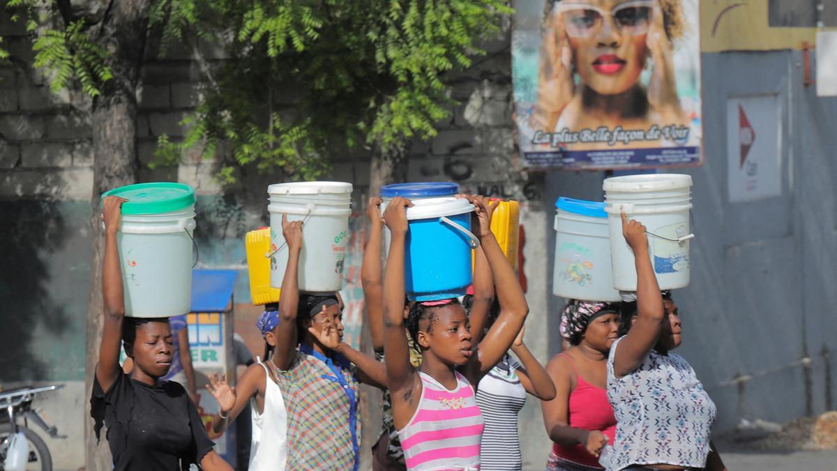 Un grupo de haitianas cargan cubos con agua para suplir los cortes de suministro, el pasado septiembre en Puerto Príncipe.