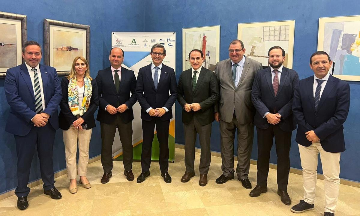 Foto de familia del Foro de Participación para la elaboración de la Ley de Espacios Productivos de Andalucía (LEPA).