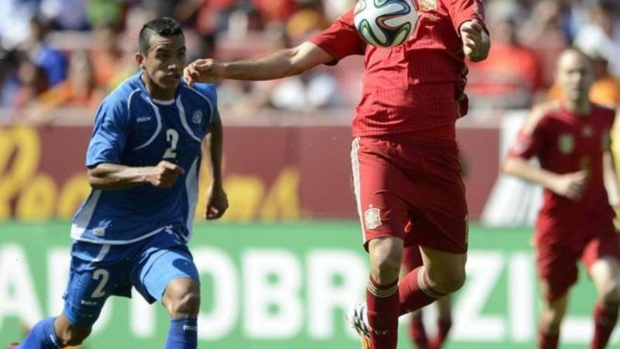 Diego Costa controla el balón durante el partido contra El Salvador, en Washington.