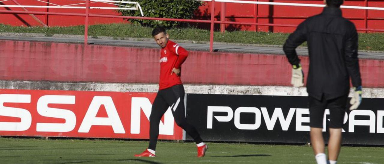 Aitor se echa la mano a la espalda, la zona en la que está lesionado, ayer, tras su frustrada prueba en el entrenamiento. | Ángel González