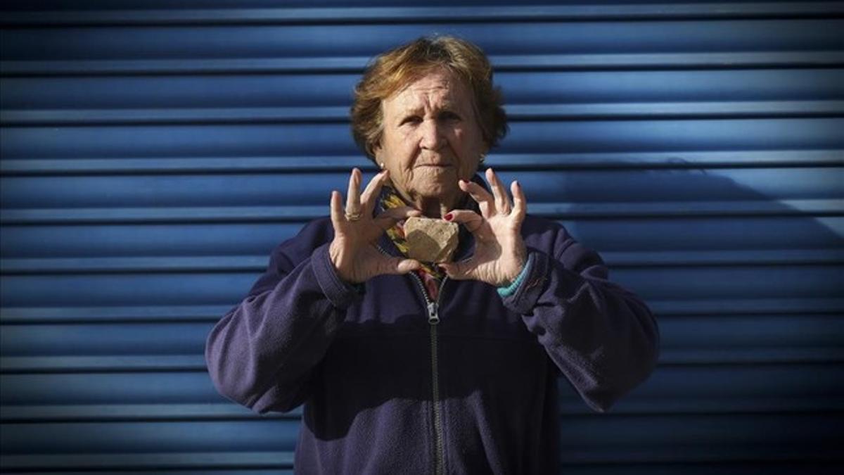 Emilia Lafuente, con una de las piedras de la campaña de las Dones Sàvies.