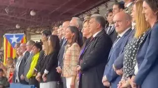 Todos los ojos puestos en ellos en ese mismo momento: la Reina Letizia y Laporta con el himno de España
