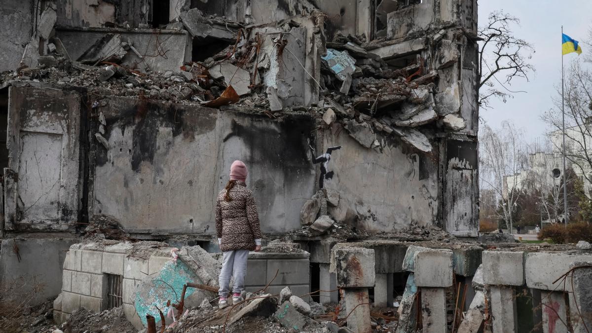 Banksy sorprende con una gimnasta en un edificio bombardeado en Ucrania.