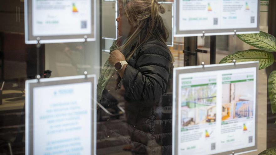 Anuncis de vivendes en una oficina immobiliària de Barcelona. | SANDRA ROMÁN