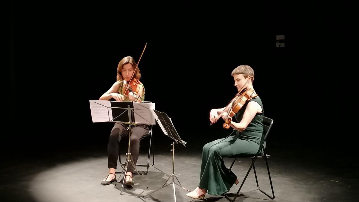 Assumpta Pons y Rocío Gómez interpretan una melodía en el concierto organizado por ProCulto