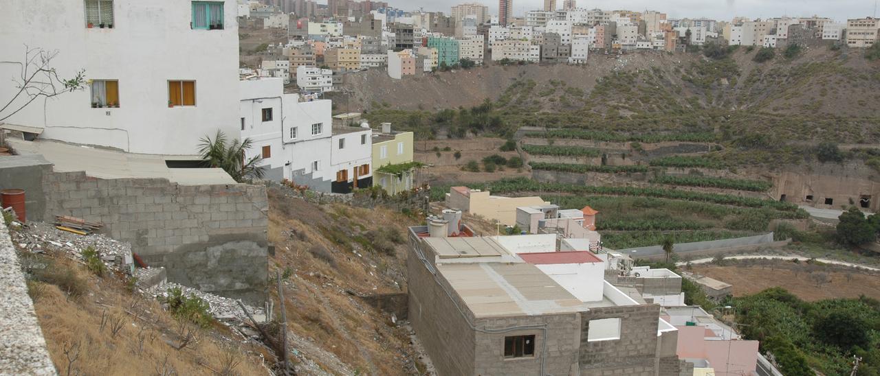 Vista del solar adquirido por Urbanismo bajo la calle Malagueñas, en San Roque.