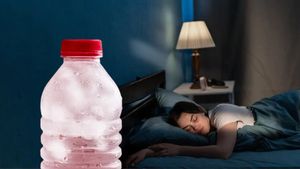 Colocar una botella de agua fresca en el cuarto para evitar usar el aire acondicionado