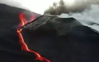 El nuevo foco eruptivo del volcán de La Palma forma un segundo cráter con más actividad