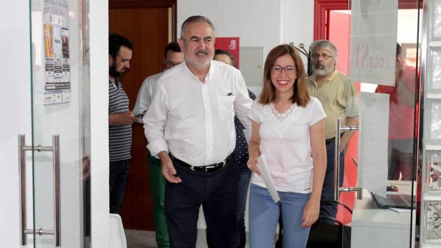 Ana Belén Castejón y Rafael González Tovar, ayer en la sede local  del PSOE.