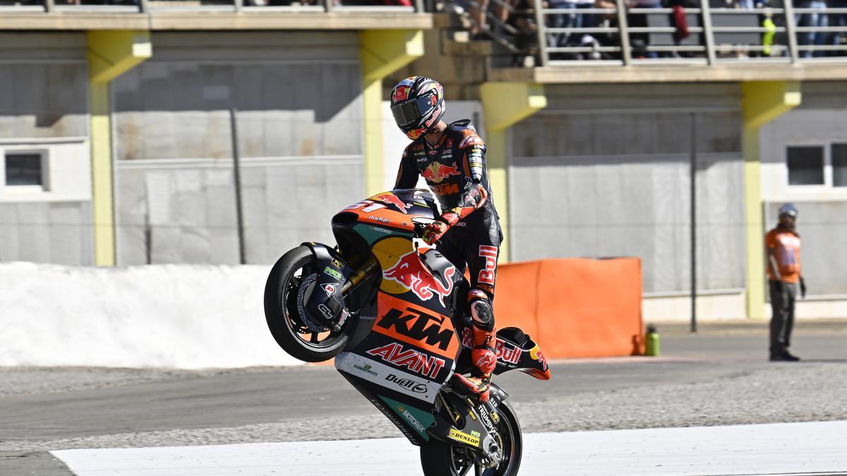 Pedro Acosta celebra con un caballito su triunfo en el Gran Premio de Portugal