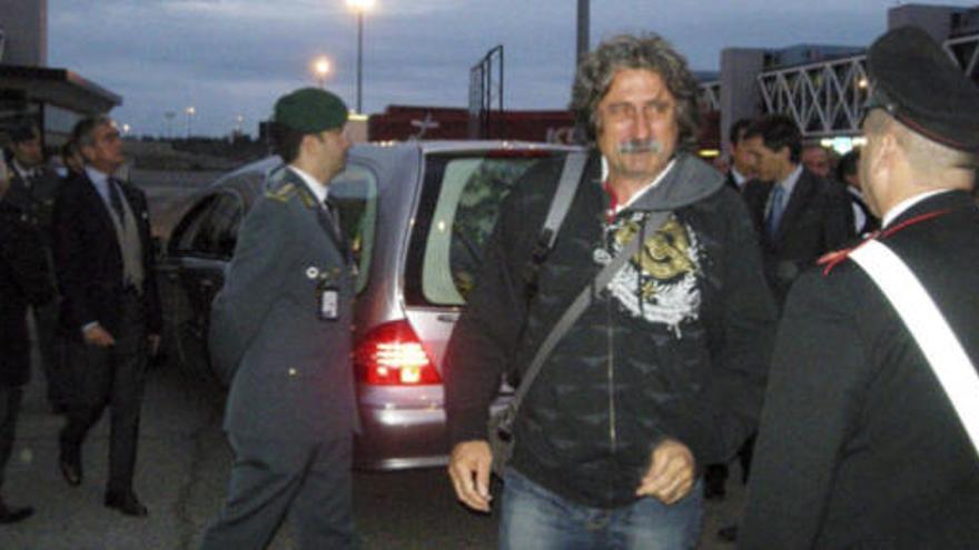 El padre de Simoncelli a su llegada a Roma.