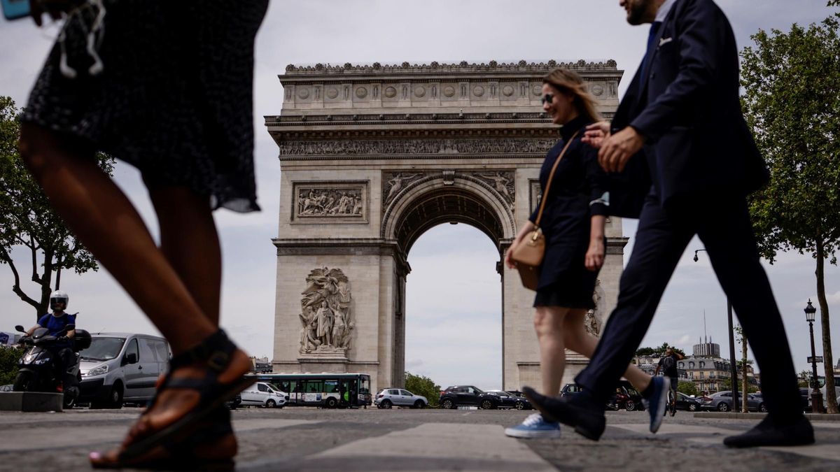 Persones sense mascareta a París