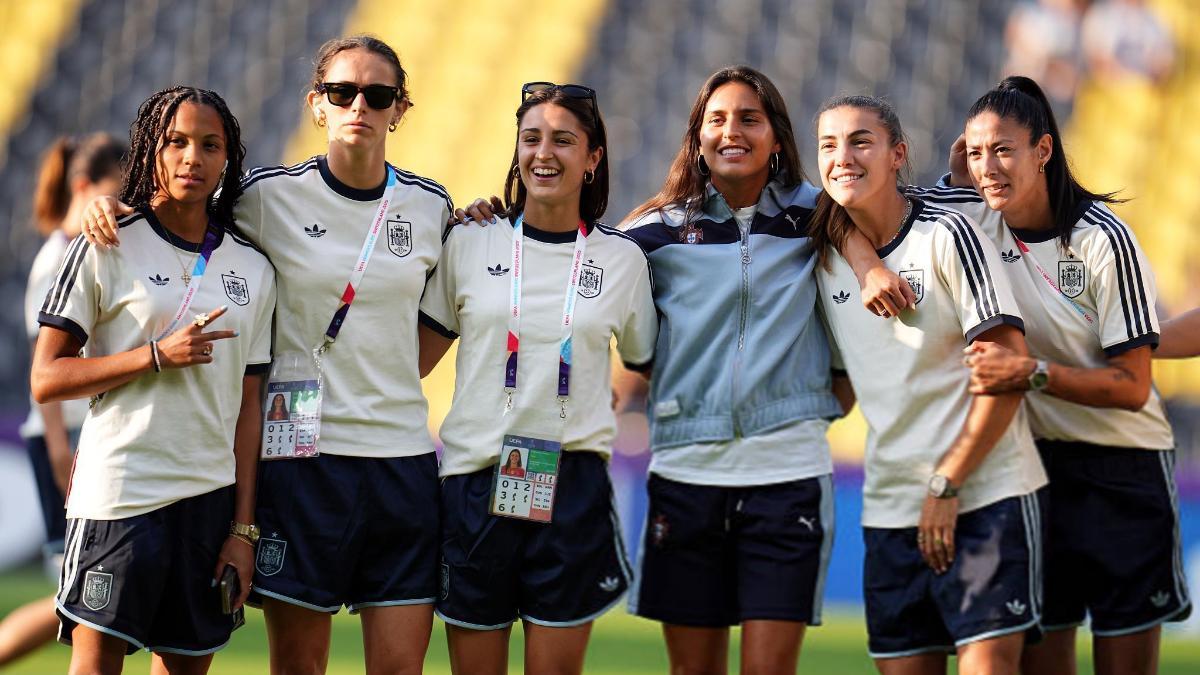 Vicky López, Maite Zubieta, Jana Fernàndez, Patri Guijarro y Leila Ouahabi, con Kika Nazareth en la Eurocopa