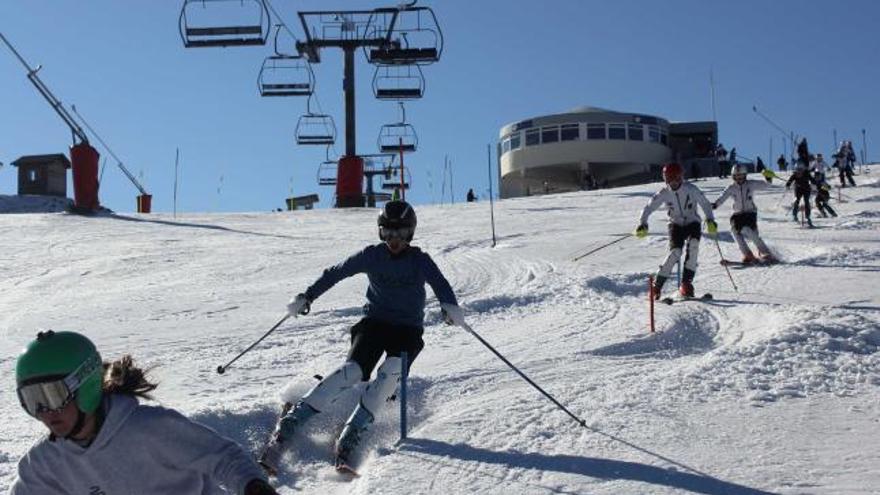Esquiadores pasan bajo los telesillas en una de las pistas de Valgrande-Pajares en la anterior temporada de invierno.