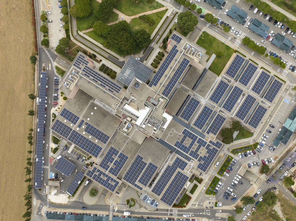 Luftansicht der 1.848 Photovoltaikmodule, die auf dem Hospital Quirónsalud Palmaplanas installiert wurden