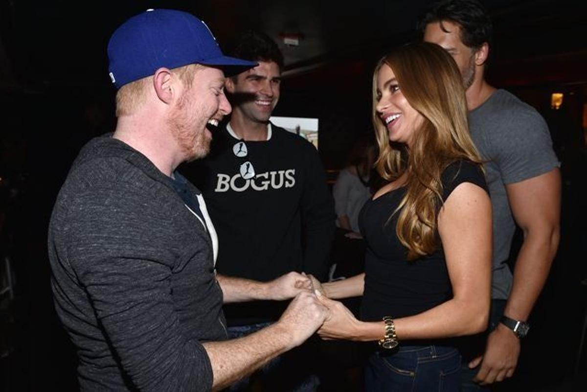 Jesse Tyler Ferguson y Sofia Vergara se saludan