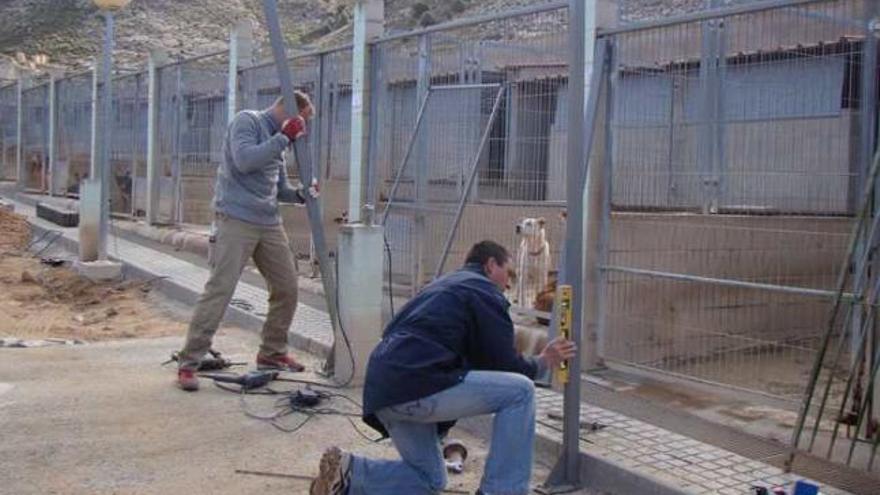 Voluntarios instalando el nuevo vallado