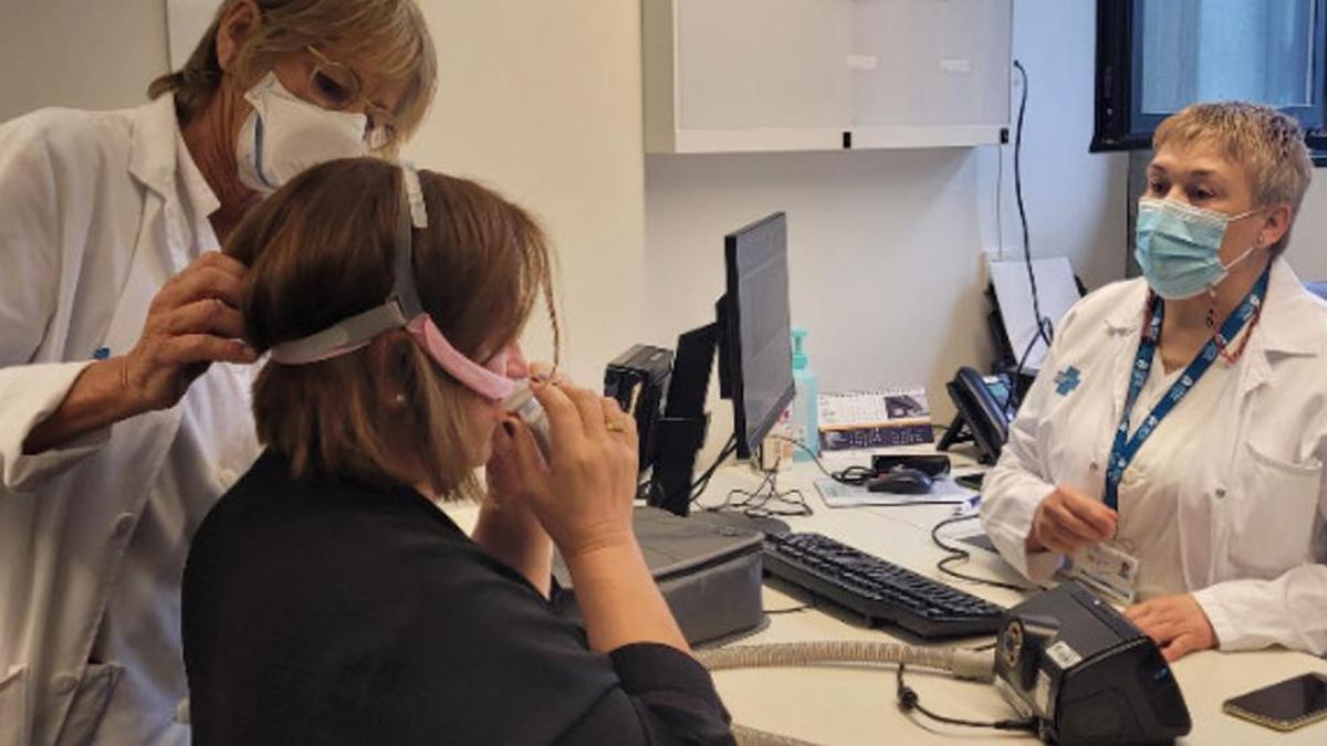 Una de les proves de diagnòstic de l’apnea obstructiva del son en un CAP de Girona.