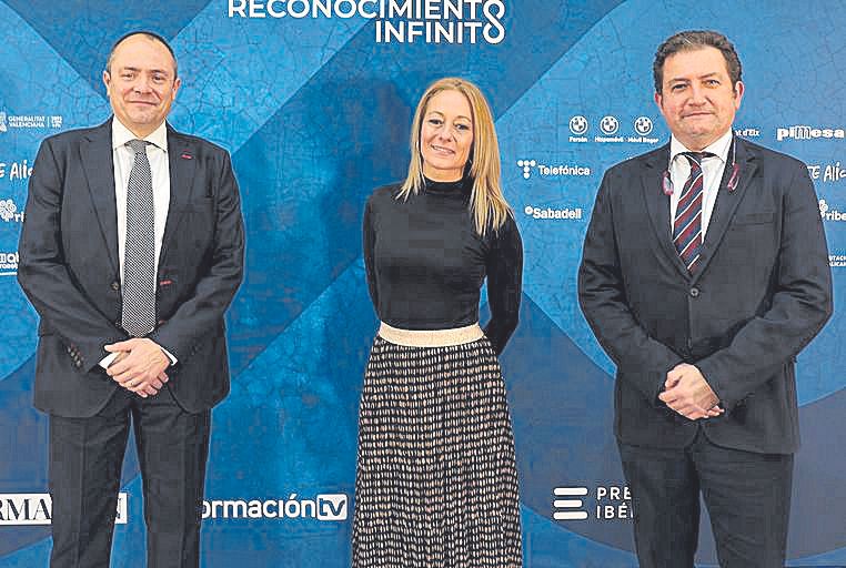 V�ctor Peris Camarena, director Carrefour San Juan, Beatriz Castro, Key Account Manager de INFORMACI�N; y Fernando Ruiz Fillol, director institucional en Alicante de Carrefour..jpg