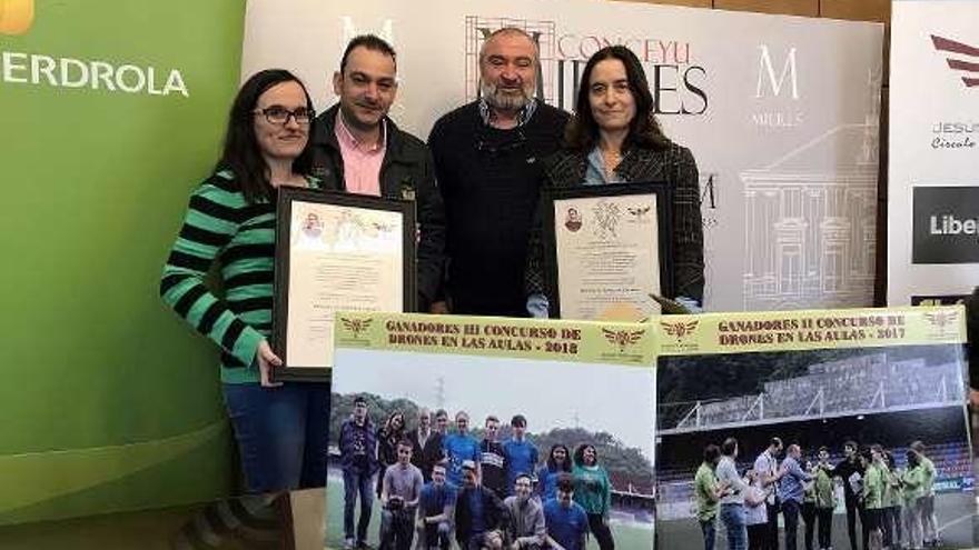 Manuel Ángel Álvarez y José Manuel Martín Ferrer, entre Paula Ema y Marta García, profesoras del IES Bernaldo de Quirós.