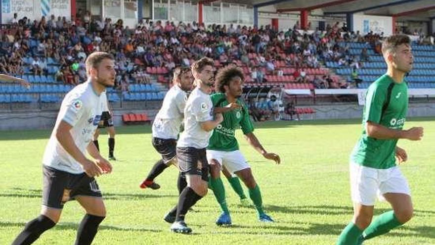 Un lance de un partido del Ourense CF y el Arenteiro. // Iñaki Osorio