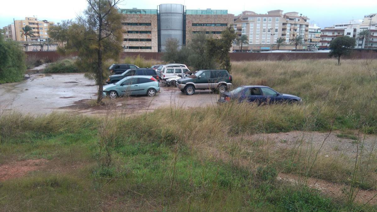 Detalle de parte del solar de la comisaría de Ibiza reservado para viviendas.